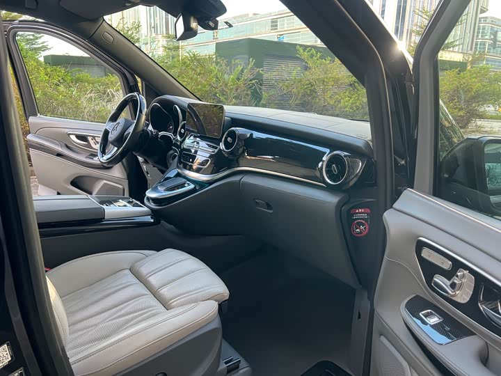 Фото 15 - Mercedes-Benz V-Class