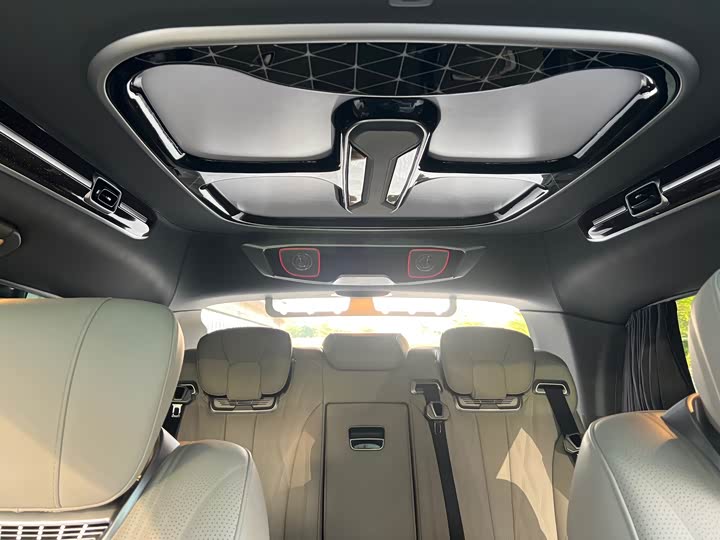 Фото 24 - Mercedes-Benz V-Class