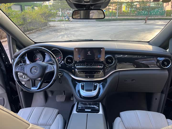 Фото 25 - Mercedes-Benz V-Class