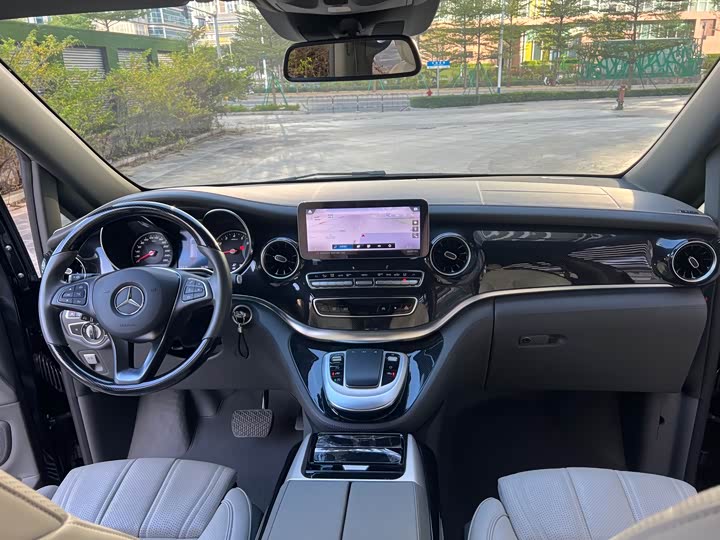 Фото 26 - Mercedes-Benz V-Class