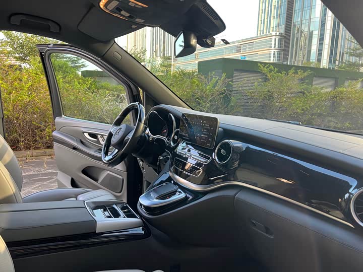 Фото 28 - Mercedes-Benz V-Class