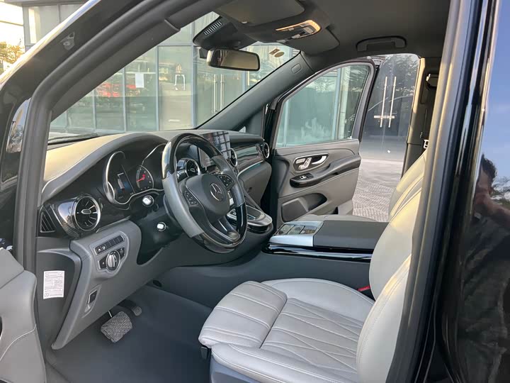 Фото 39 - Mercedes-Benz V-Class