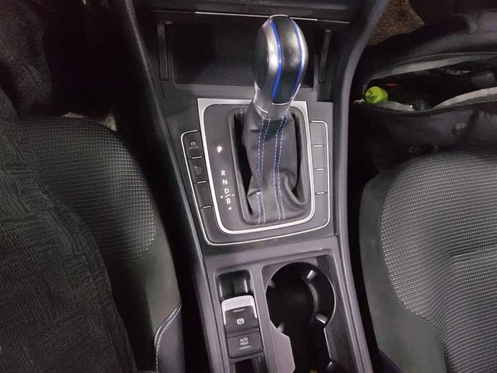 Фото 13 - Volkswagen Golf EV