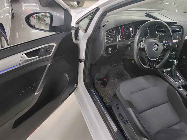 Фото 14 - Volkswagen Golf EV