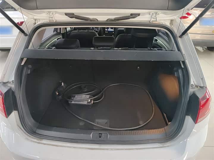 Фото 17 - Volkswagen Golf EV