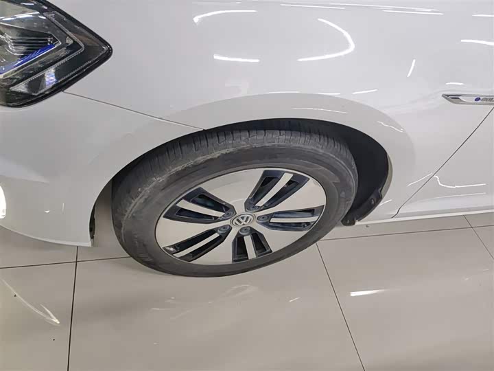 Фото 21 - Volkswagen Golf EV