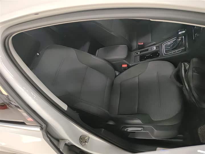 Фото 23 - Volkswagen Golf EV