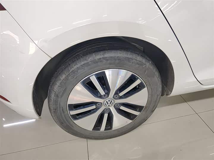 Фото 24 - Volkswagen Golf EV