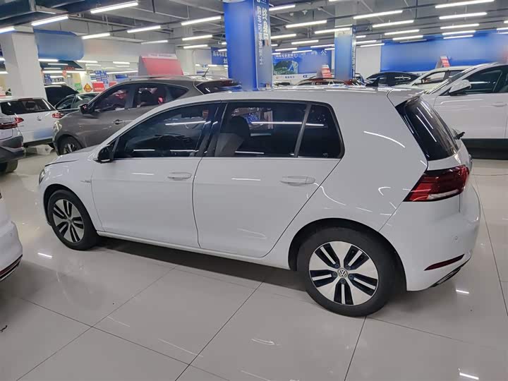 Фото 5 - Volkswagen Golf EV
