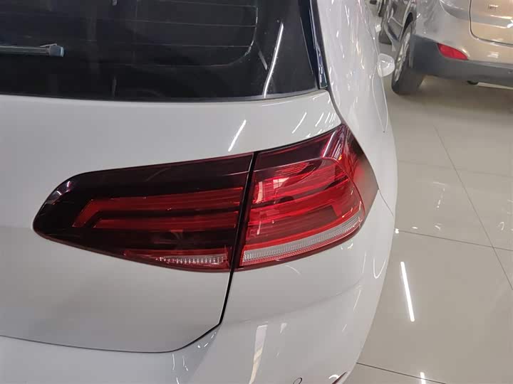 Фото 8 - Volkswagen Golf EV