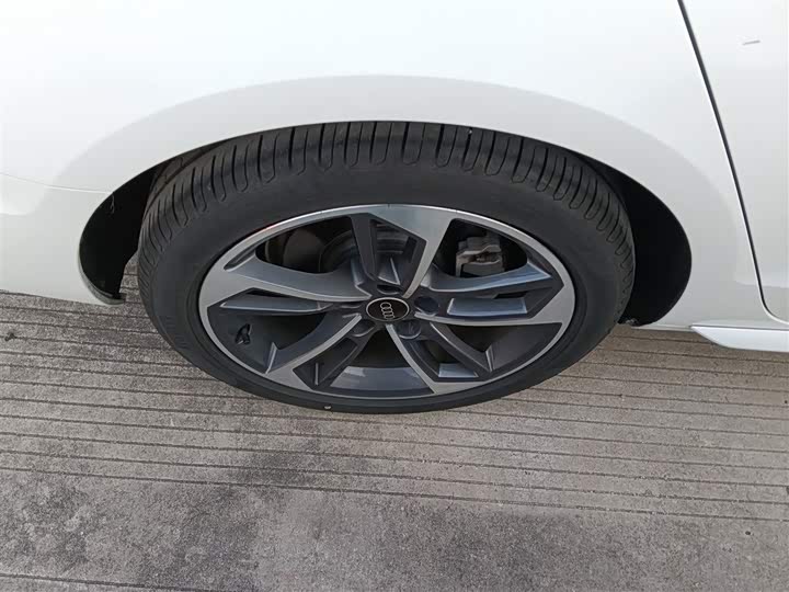 Фото 26 - Audi A4L