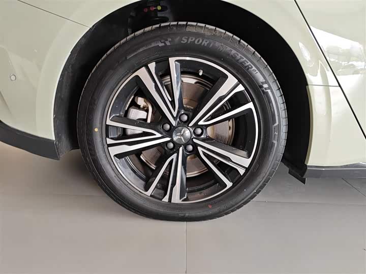 Фото 26 - Hongqi EH7