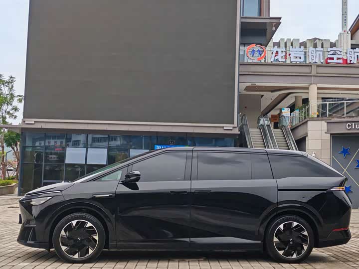 Фото 3 - XPeng X9