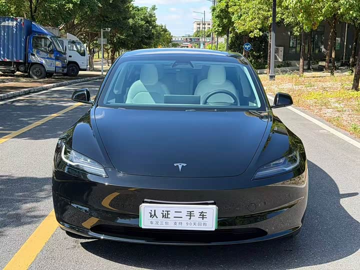 Фото 2 - Tesla Model 3