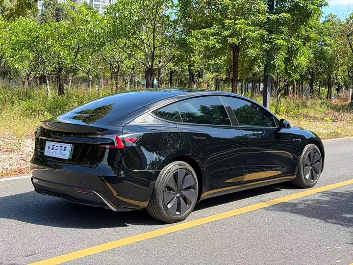 Фото 9 - Tesla Model 3