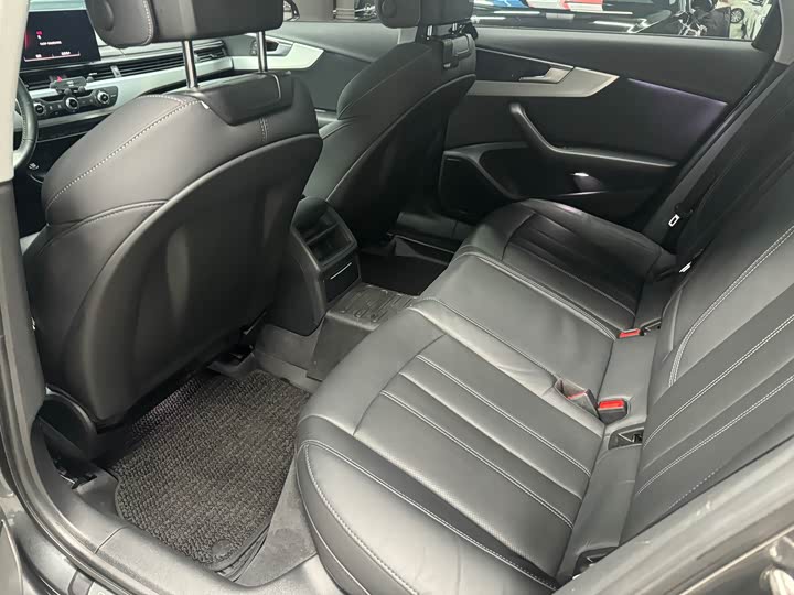 Фото 6 - Audi A4L