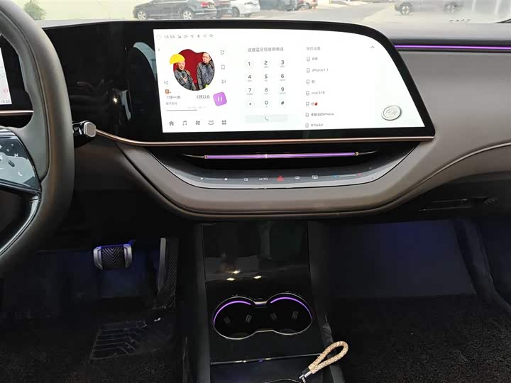 Фото 13 - Hongqi EH7