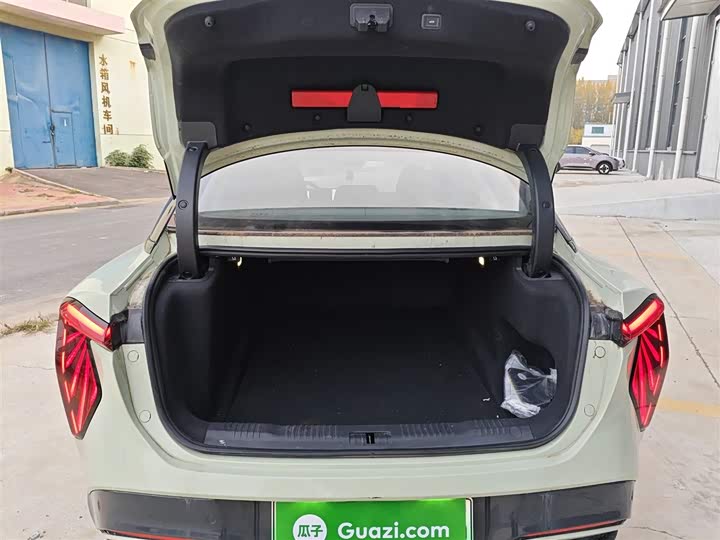 Фото 19 - Hongqi EH7