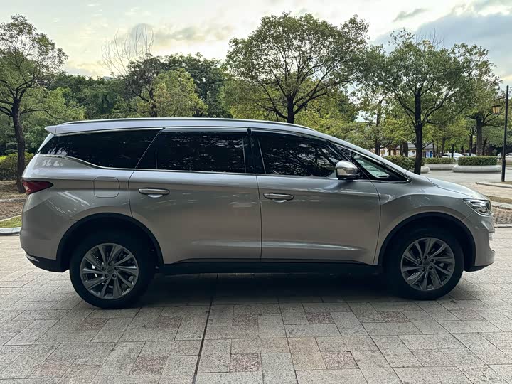 Фото 8 - Geely Jiaji Hybrid