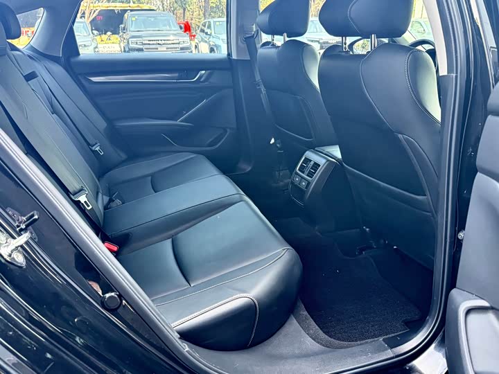 Фото 10 - Honda Accord