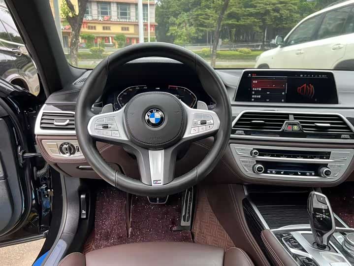 Фото 12 - BMW 7 Series