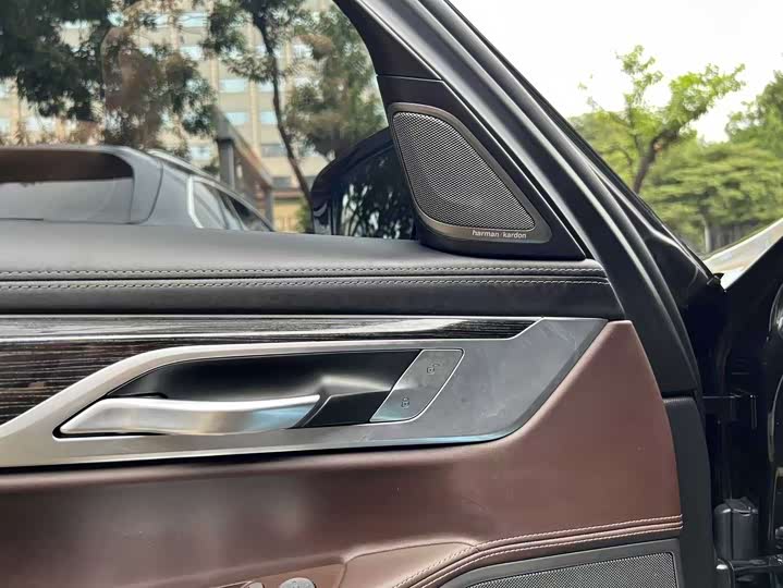 Фото 13 - BMW 7 Series