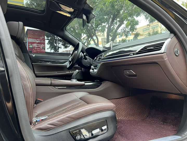 Фото 15 - BMW 7 Series