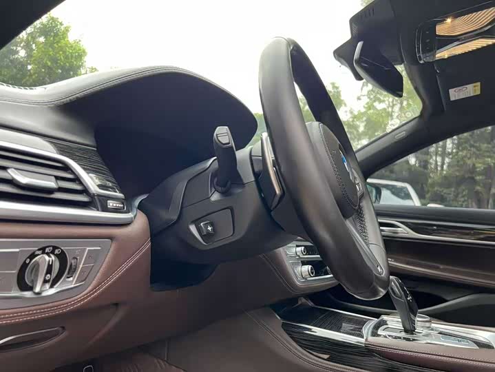 Фото 16 - BMW 7 Series