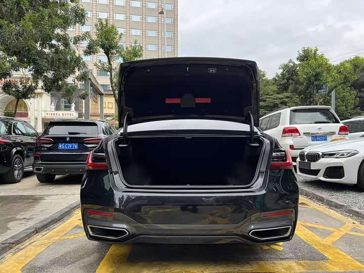 Фото 18 - BMW 7 Series