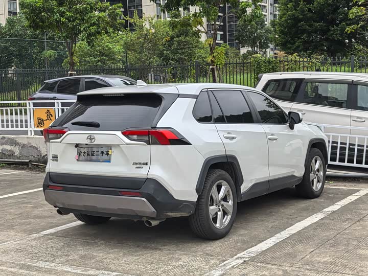 Фото 10 - Toyota RAV4