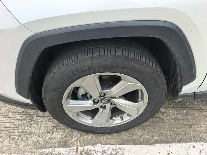 Фото 12 - Toyota RAV4