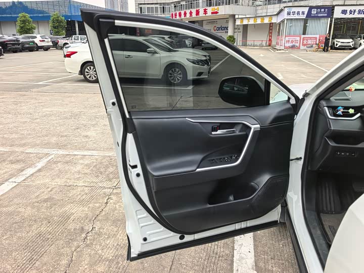 Фото 13 - Toyota RAV4