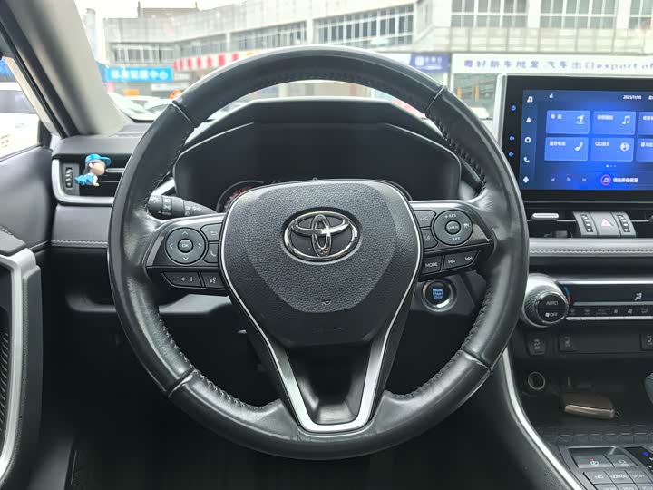 Фото 16 - Toyota RAV4