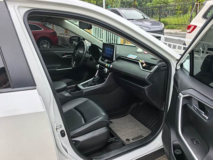 Фото 22 - Toyota RAV4