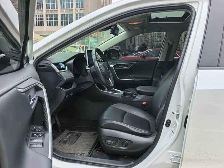 Фото 4 - Toyota RAV4