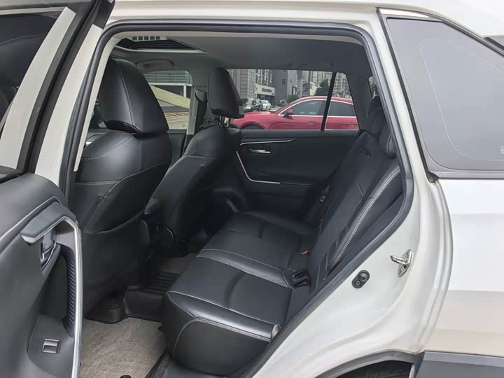 Фото 5 - Toyota RAV4