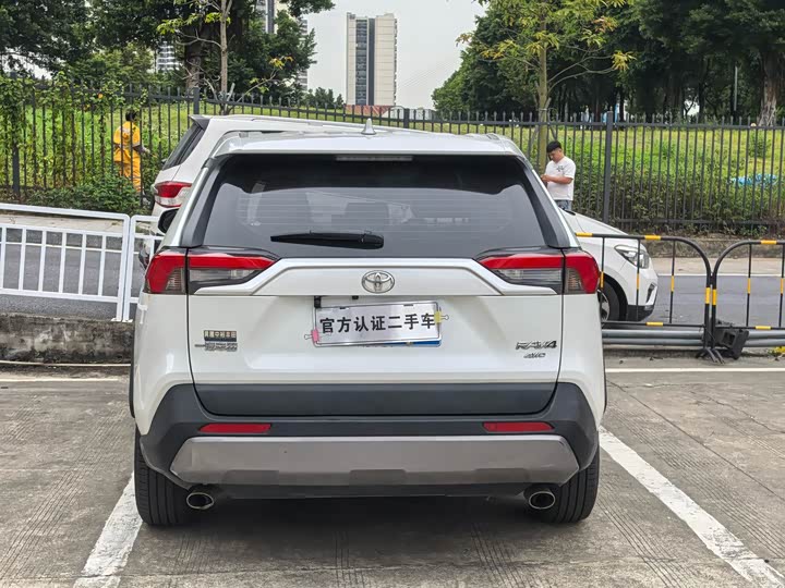 Фото 9 - Toyota RAV4