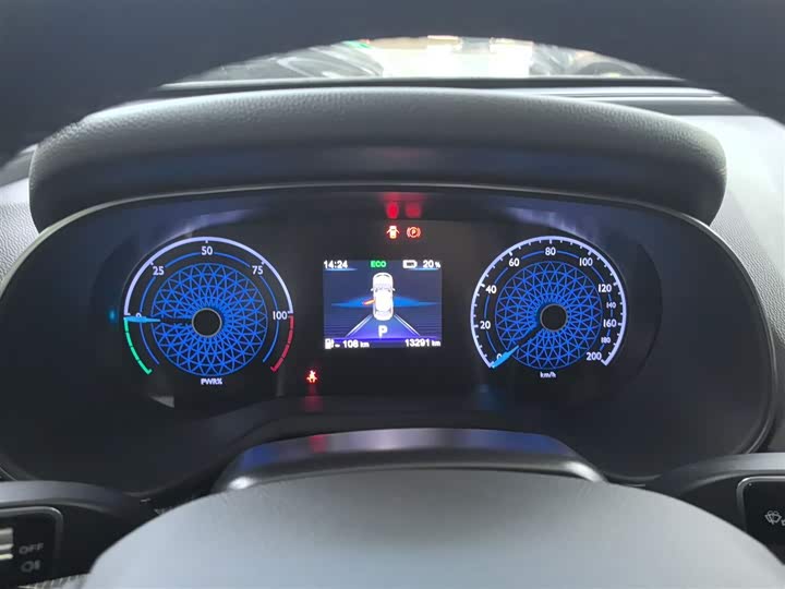 Фото 12 - Hongqi E-QM5