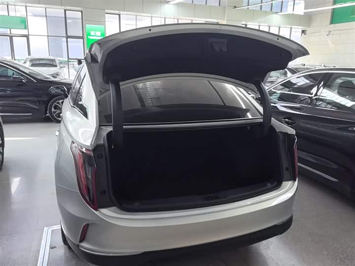 Фото 19 - Hongqi E-QM5