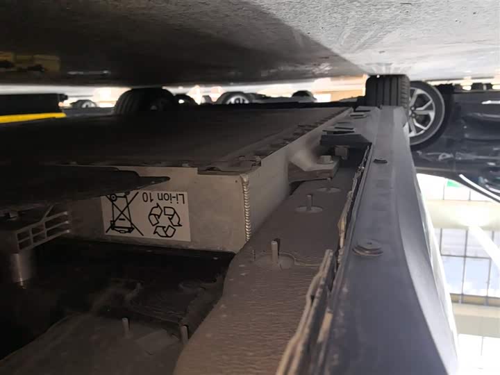 Фото 22 - Hongqi E-QM5