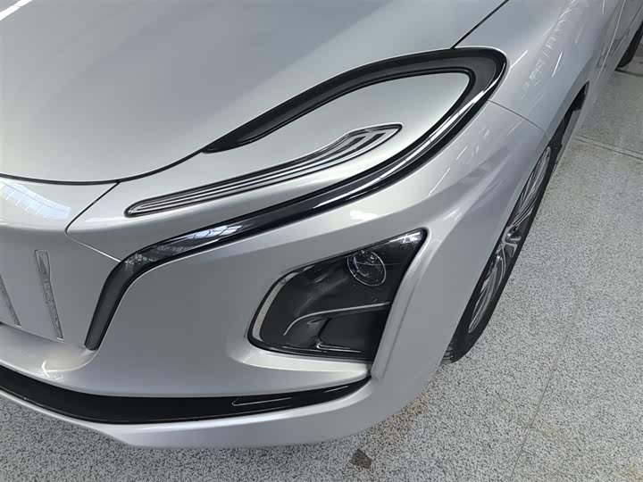 Фото 24 - Hongqi E-QM5