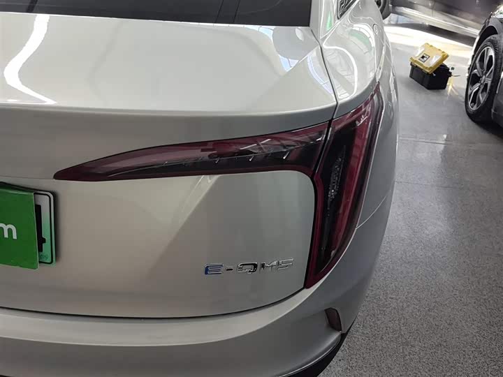 Фото 8 - Hongqi E-QM5