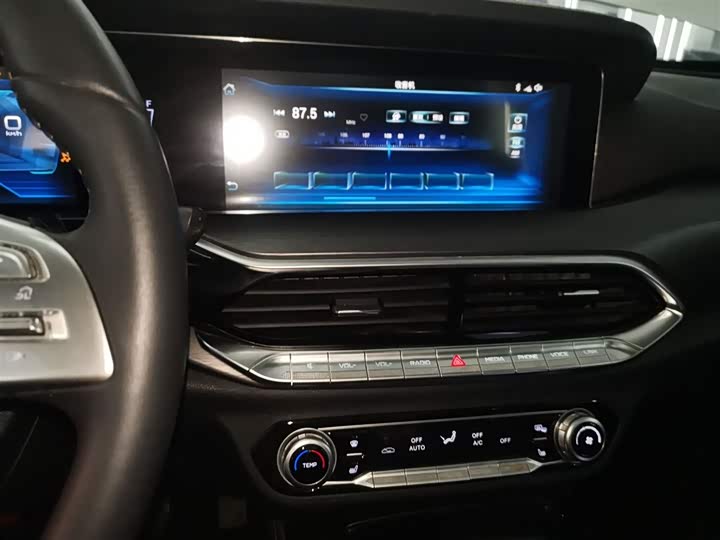 Фото 13 - Bestune T77