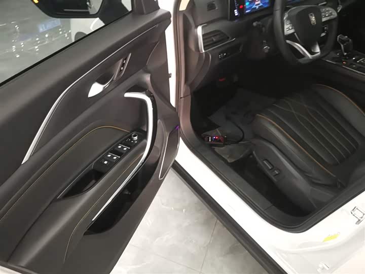 Фото 16 - Bestune T77