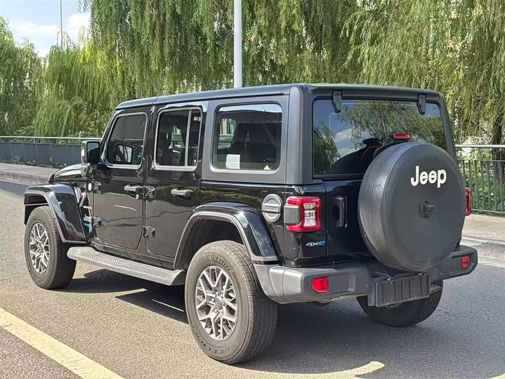 Фото 8 - Jeep Wrangler Hybrid