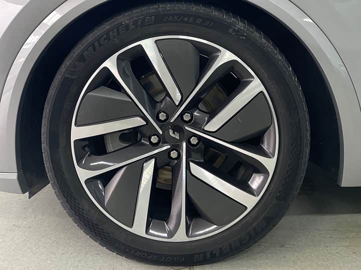 Фото 10 - LiXiang L9