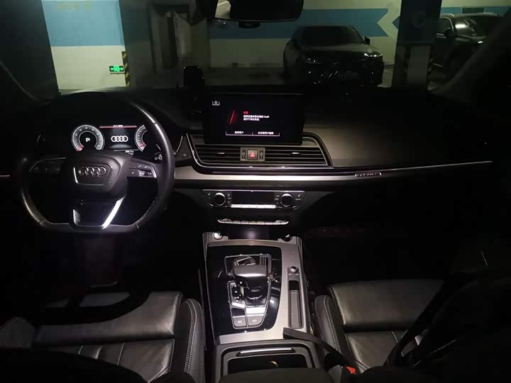 Фото 10 - Audi Q5L