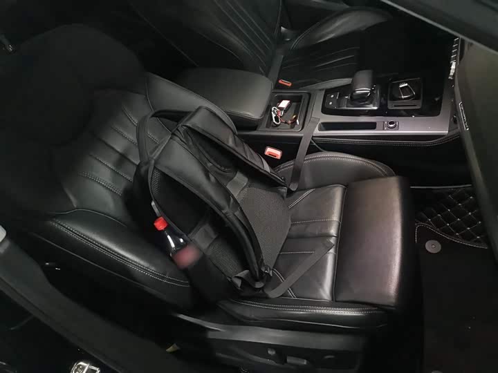 Фото 25 - Audi Q5L