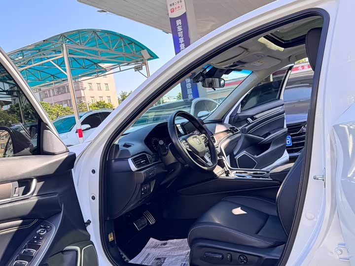 Фото 8 - Honda Accord