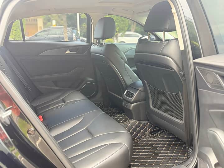 Фото 12 - Hongqi H5